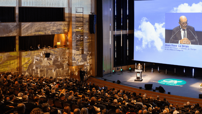 Jean Yves le DRIAN lors d'une conférence ©Simone & Nelson
