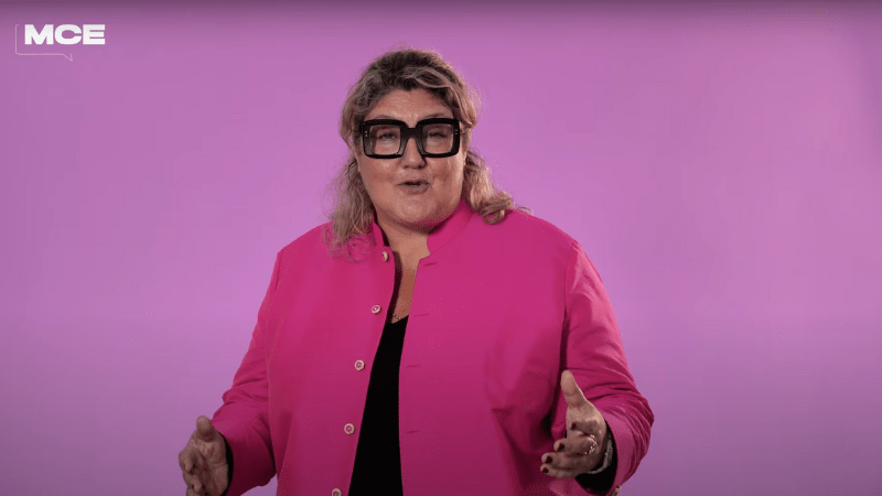 Participation de Career KUEEN à une interview ©MCE TV