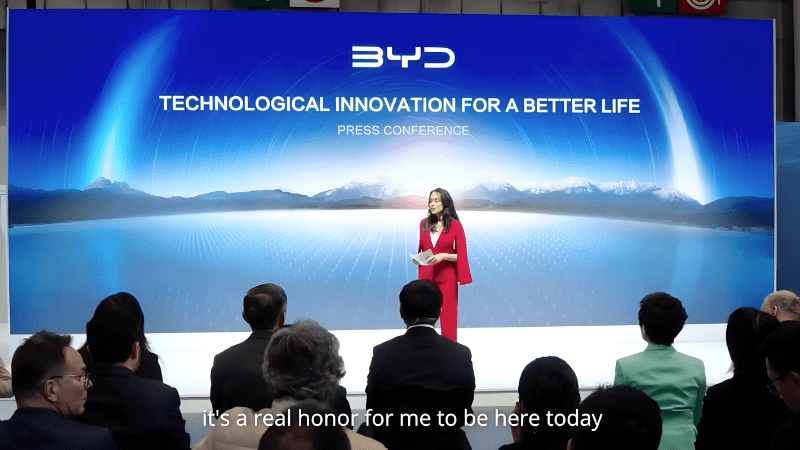 Participation de Karine LIMA à une conférence de presse en anglais ©Vimeo