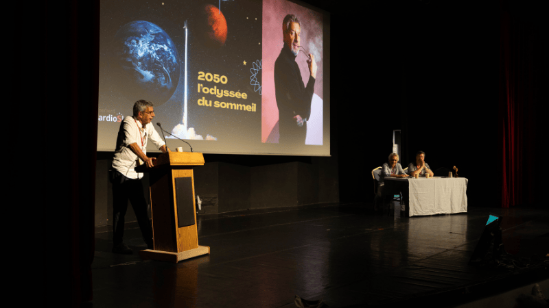 Intervention sur scène de Michel CYMES