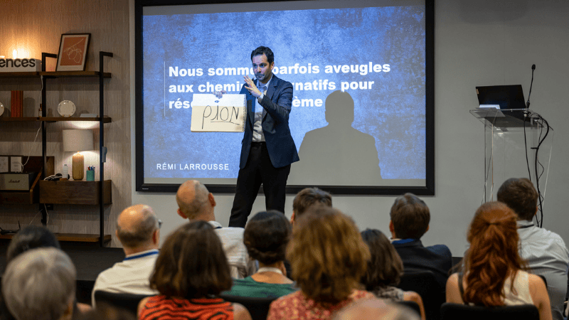 Intervention sur scène de Rémi LARROUSSE